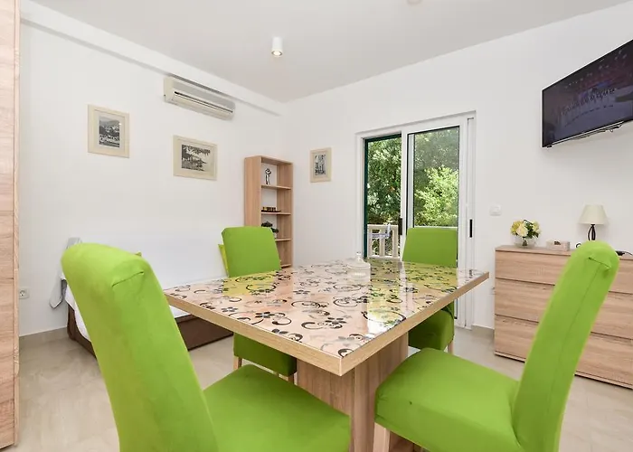 Mustapic Μακάρσκα